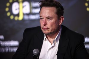 Elon Musk: «Πήγε να με σκοτώσει επειδή νόμιζε ότι θα του εμφυτεύσω τσιπ», aud