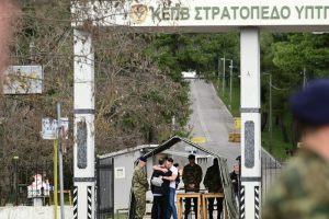 Στη Θήβα ο Κασσελάκης – Τον «έντυσε»…φαντάρο ο Ευαγγελάτος!! vid