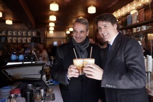 Τι ζούμε!! Ο Μητσοτάκης… «μύησε» τον Τριντό στο φρέντο καπουτσίνο! ΒΙΝΤΕΑΡΑ