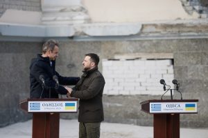 Η ένθερμη αγκαλιά Μητσοτάκη-Ζελένσκι στις Βρυξέλλες – ΦΩΤΟ