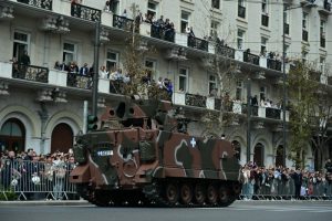 Απρόοπτο στην παρέλαση!! Κρατώντας σημαίες μπήκαν μπροστά σε οχήματα του στρατού, vid