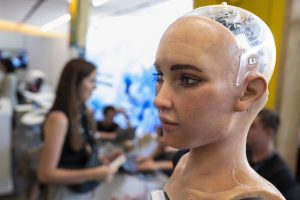 «Αγαπημένη μου ταινία το “Matrix”»: Πρώτη συνέντευξη του ρομπότ Sophia στην ελληνική TV, vid