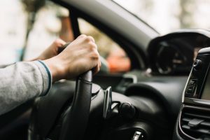 Απίστευτο περιστατικό στο Ηράκλειο: Του έλεγαν τις απαντήσεις στο αυτί στις εξετάσεις για το δίπλωμα οδήγησης!