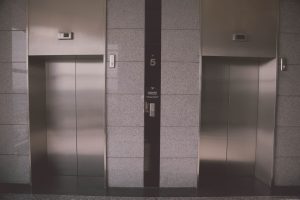 Θεσσαλονίκη: Ένταση στο ΑΠΘ σε διαμαρτυρία φοιτητών για το περιστατικό της πτώσης ασανσέρ