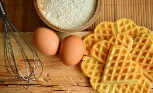 Αν φτιάχνετε γλυκό: Το μυστικό για να φέρετε τα αυγά γρήγορα και εύκολα σε θερμοκρασία δωματίου