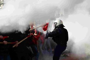 ΕΛΑΣ: 9 πολίτες και 7 αστυνομικοί τραυματίστηκαν στα επεισόδια στην Πλατεία Συντάγματος