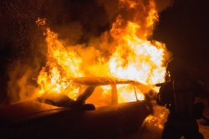 Θεσσαλονίκη: Στις φλόγες τυλίχθηκε ΙΧ αυτοκίνητο