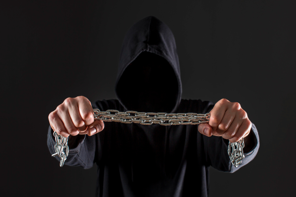 https://www.el.gr/wp-content/uploads/2024/03/front-view-male-hacker-holding-metal-chain-hands.jpg