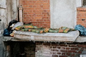 Σοκ στον Πύργο: Άνδρας κατέρρευσε από την πείνα μπροστά στα μάτια των περαστικών