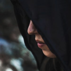Η Γαλλία στηρίζει την Ιρανή που συνελήφθη γιατί έβγαλε τα ρούχα της δημόσια σε ένδειξη διαμαρτυρίας