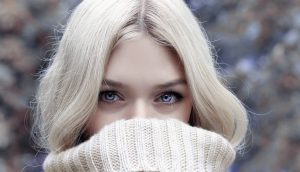 Πώς να αφαιρέσετε τις επίμονες μυρωδιές από τα πουλόβερ και πώς να τα επαναφέρετε αν έχουν ξεχειλώσει