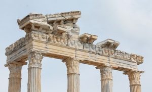 Μνημειώδες ταφικό κτίσμα ελληνιστικών χρόνων στα πρότυπα των μακεδονικών τάφων εντοπίστηκε στο Χιλιομόδι Κορινθίας