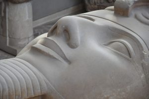 Αρχαία Αίγυπτος: To γιγαντιαίο άγαλμα στην «πόλη του Ερμή» – Έχει διπλό στέμμα και  βασιλική κόμπρα στο κεφάλι