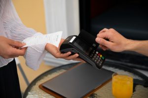 Κάρτες ακόμα και για… ψιλικά χρησιμοποιούν οι Έλληνες: Ρεκόρ όλων των εποχών