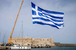 Ηράκλειο: Στον ουρανό της πόλης γιγαντιαία ελληνική σημαία 1,5 στρέμμα