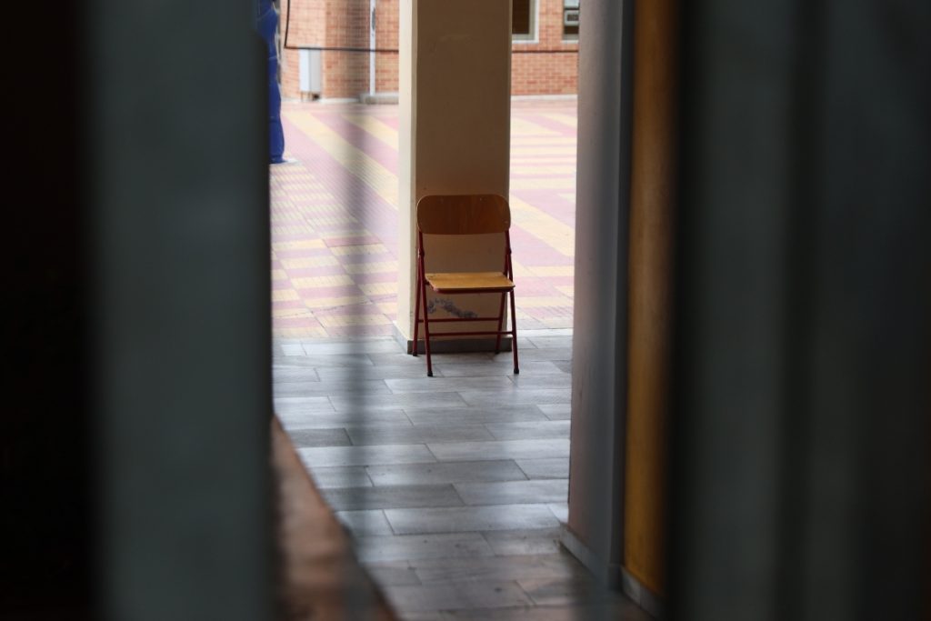 Συμπλοκή μαθητών με σκουπόξυλα, αυγά και νεράντζια στο Περιστέρι- Τραυματίστηκε καθηγήτρια