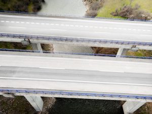 Απίστευτο ΒΙΝΤΕΟ: Φορτηγό τυλίγεται στις φλόγες πάνω σε μεγάλη κρεμαστή γέφυρα