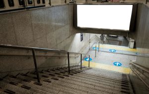 Γυναίκα κρατά μαχαίρι μέσα σε μετρό και φωνάζει για τον Αλλάχ