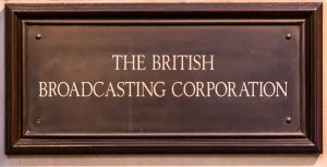 Βρετανία: Παραιτήθηκε από το BBC ο διάσημος παρουσιαστής Χιου Έντουαρντς λόγω σεξουαλικού σκανδάλου