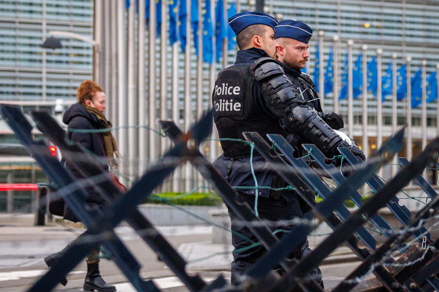 Επίδειξη χούντας στις Βρυξέλλες! Αστυνομικοί εισέβαλαν σε εκδήλωση της δεξιάς, vid