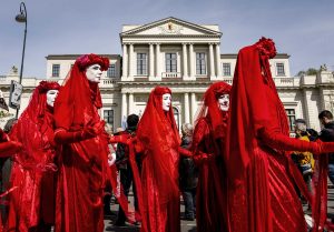 Σκιαχτικοί: Κλιματικοί ακτιβιστές κάνουν τελετουργία…στους δρόμους του Καναδά!