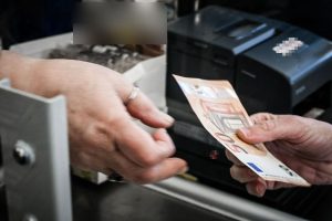 “Καλπάζει” ο πληθωρισμός: Στο 2,5% τον Μάιο – “Φωτιά” οι τιμές σε φρούτα, καφέ, κακάο, ενοίκια και ρούχα