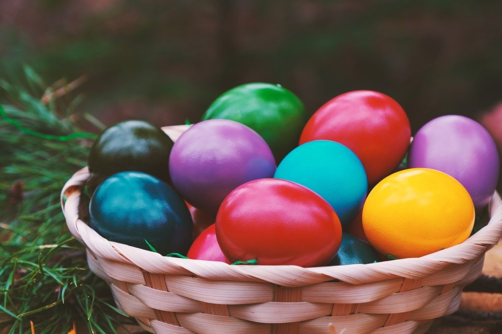 Πώς να πρωτοτυπήσετε στο βάψιμο των αυγών το Πάσχα – Περάστε τα στο τέλος με… σαντιγί