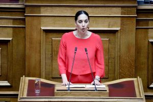 Δούνια: “Ποιος είναι ο κ. Παπανώτας ο οποίος θα κρίνει αν εγώ θα πάω να διδάξω μόντελινγκ στην Βουλή;” (video)