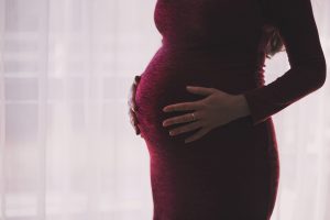 Απίστευτη περιπέτεια για γυναίκα στις ΗΠΑ: Γέννησε στον αυτοκινητόδρομο(vid)