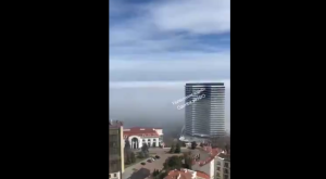 Πυκνή θαλάσσια ομίχλη καλύπτει τα πάντα στην Οδησσό, vid