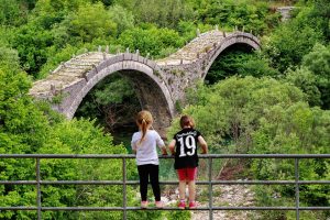 Η μεγαλύτερη πέτρινη γέφυρα στην Ελλάδα που εντυπωσιάζει – Πού βρίσκεται (video)