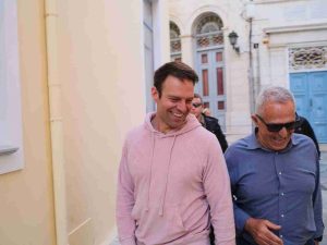 Κασσελάκης για 21η Απριλίου: “Βαθιά υπόκλιση στην δημοκρατία, την ελευθερία, τους αγώνες της Αριστεράς” (video)