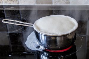 Πώς μπορείτε να αφαιρέσετε εύκολα το καμένο γάλα από την κεραμική σας εστία