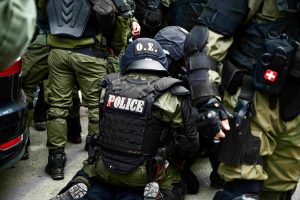 Εξάρχεια: Επίθεση με βόμβες μολότοφ σε διμοιρία των ΜΑΤ τα ξημερώματα