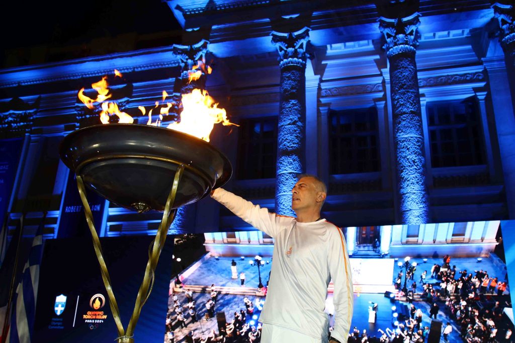 Ολυμπιακή Φλόγα: Πλήθος κόσμου στην τελετή υποδοχής στον Πειραιά