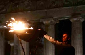Ολυμπιακή Φλόγα: Φώτισε χθες το βράδυ την Ακρόπολη (video)