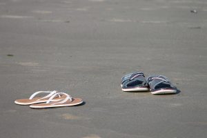 Δε φαντάζεστε με ποιο τρόπο φτιάχνουν πλαστικές… παντόφλες! (video)