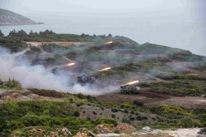 Ροδόπη: Εντυπωσιακό ΒΙΝΤΕΟ με βολές μονάδων Πολλαπλών Εκτοξευτών Πυραύλων