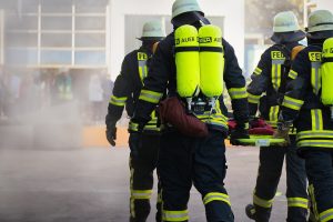 Φωτιά στο κέντρο της Αθήνας: Εγκαταλελειμμένο κτήριο καίγεται στην οδό Ευελπίδων