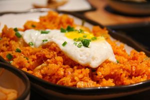 Τηγανητό ρύζι με αυγό – Δείτε πώς φτιάχνεται το δημοφιλές πιάτο της Ανατολής (video)