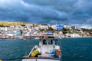 Συνεχίζεται η “απόβαση” Τούρκων τουριστών στα ελληνικά νησιά- “Βουλιάζουν” Λέσβος και Σάμος vid