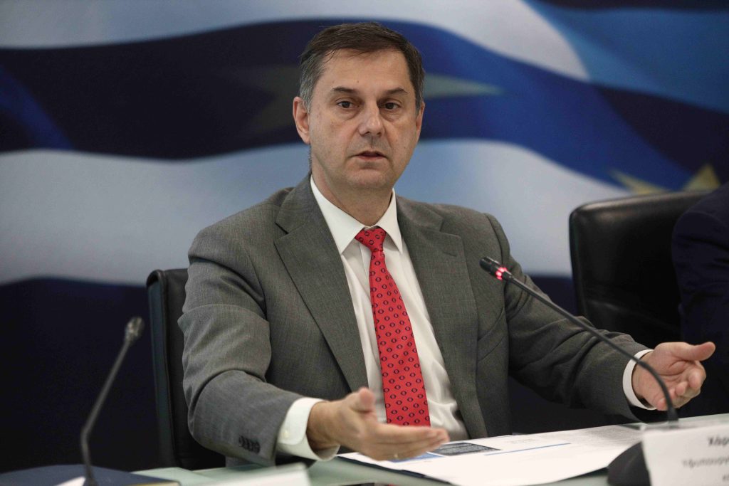 Έβαλαν φωτιά στην είσοδο του γραφείου του υφυπουργού Εξωτερικών Χάρη Θεοχάρη