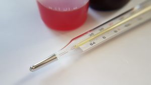 Γιατί κάνουμε πυρετό – Πότε μπορεί να γίνει επικίνδυνος