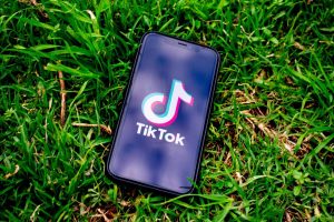 Ο Λευκός Οίκος απέκτησε επίσημο λογαριασμό στο TikTok και ο Τραμπ δηλώνει:  “Είμαι η φωνή σας”