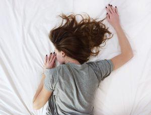 “Μπούκωμα” στη μύτη: Πώς να κοιμηθείτε καλύτερα