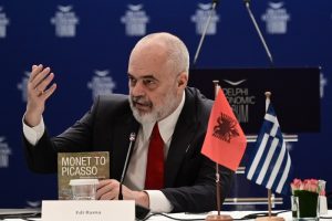 Αθήνα: Καυγάς πολιτών έξω από το γήπεδο που θα μιλήσει ο Έντι Ράμα, vid