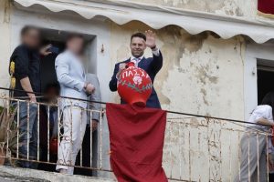 Ο Κασσελάκης έριξε τη στάμνα του στο έθιμο των “Μπότηδων” – ΦΩΤΟ