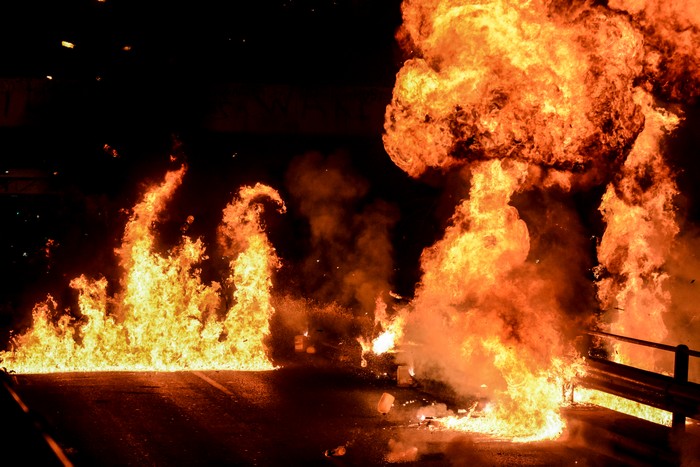 Εξωπραγματικό ΒΙΝΤΕΟ! Επιβάτες λεωφορείου κατέγραψαν την σοκαριστική έκρηξη πολλών βυτιοφόρων στον Παναμά