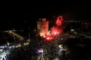 «Καίγονται» Λευκός Πύργος και Τούμπα! Η απονομή στον πρωταθλητή ΠΑΟΚ, vid
