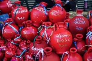 Τρομακτικό ατύχημα στην πασχαλινή Κέρκυρα: Στάμνα έπεσε στο κεφάλι γυναίκας, vid